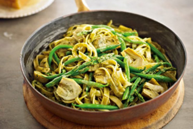 Fettuccine with asparagus, artichokes and creamy pesto sauce recipe
