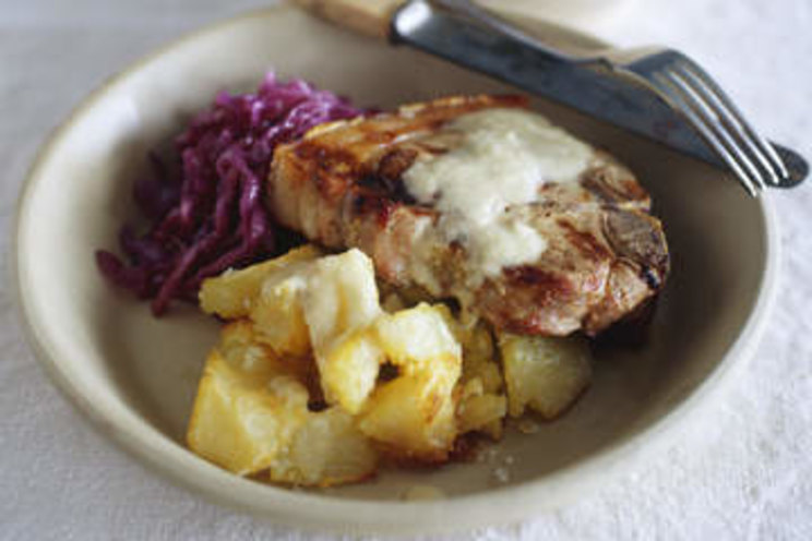 Pork chops with apple sauce and red cabbage