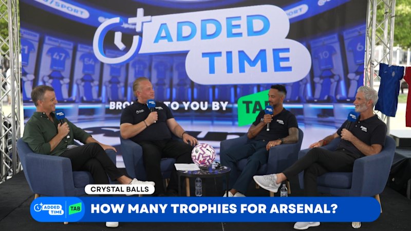 Walcott backs Arsenal to win quadruple