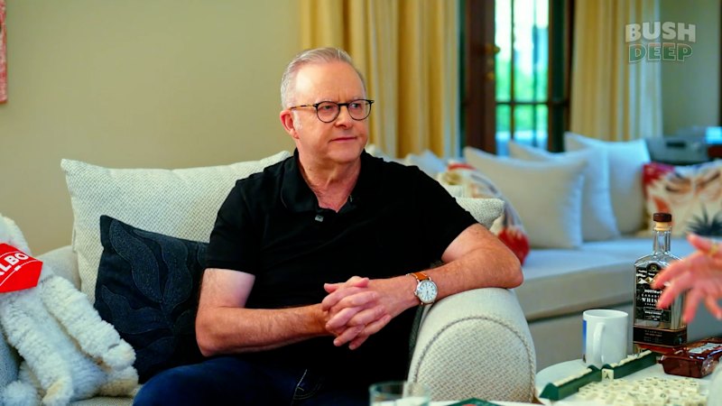 PM apologises for Kylie Minogue ‘shag’ comment