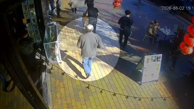 Worker attacked while trying to stop robbery