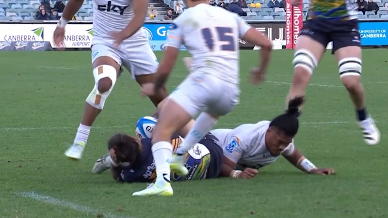 Peni sent off for flattening Muirhead