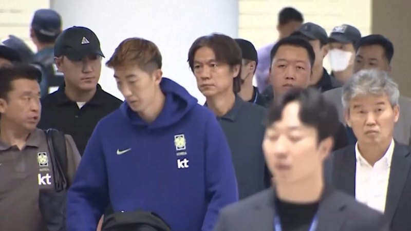South Korea players booed at airport