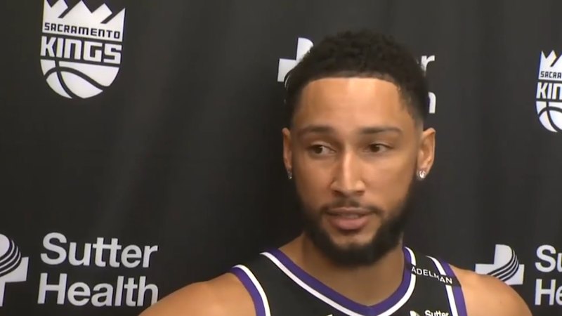 Journalist caught dissing Simmons on hot mic