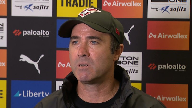 Essendon sacks struggling coach Scott