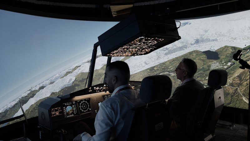 Flight simulator helps nervous fliers