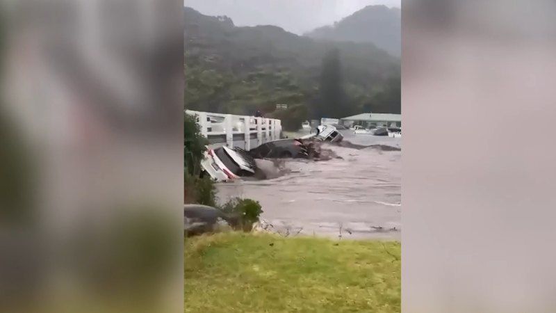Cars swept out to sea as flash flooding hits Victorian holiday hotspot