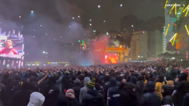 US anthem booed at Federation Square