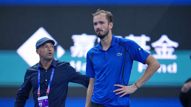 Medvedev disqualified for hitting fan with ball, De Minaur reaches China final