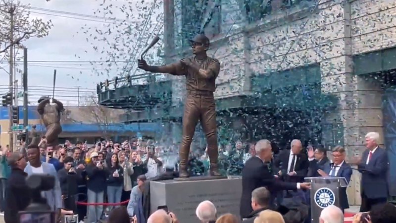 Legend's statue breaks after unveiling