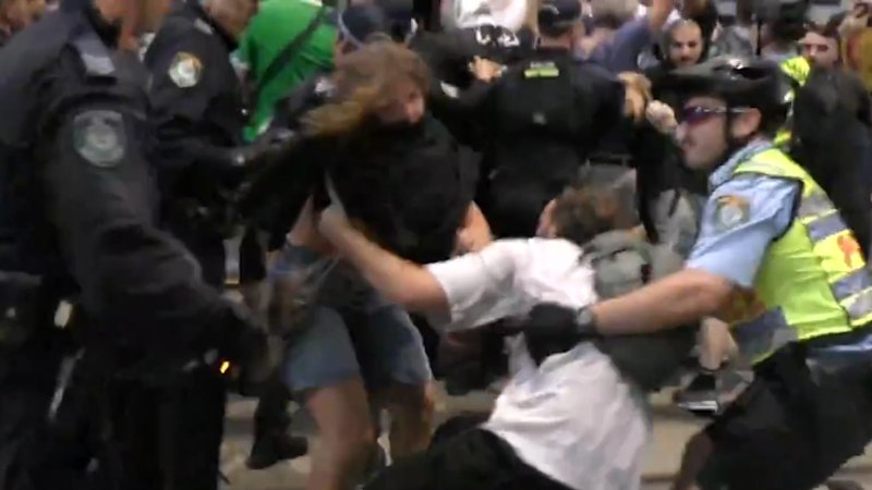 Protesters vow to shut down Melbourne street in snap rally