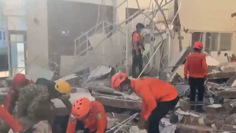 Massive 7.7 magnitude earthquake rocks Indonesia