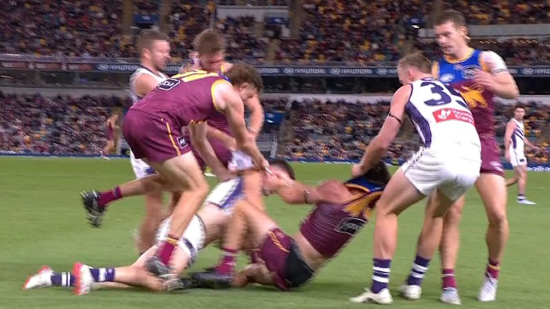 Brawl erupts in AFL match up