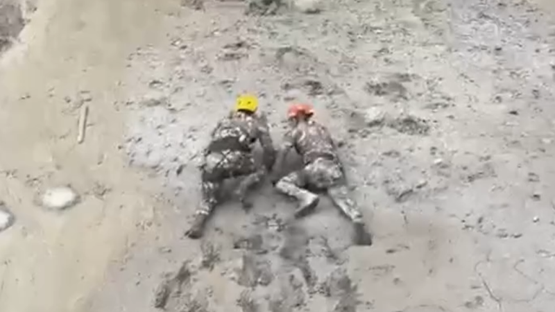Hundreds rescued from tunnel in Nepal floods