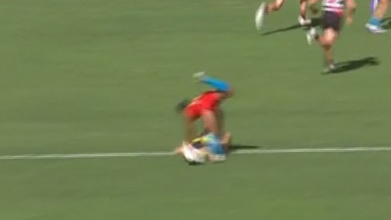 AFL umpire hurt in ugly player collision