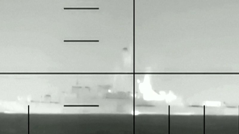 US submarine sinks Iranian warship