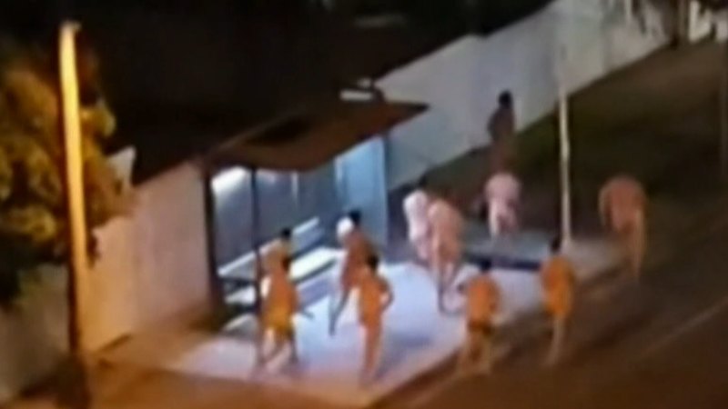 Nude run startles diners on Gold Coast