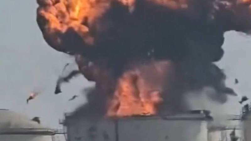 Fuel tanks on fire at Omani port