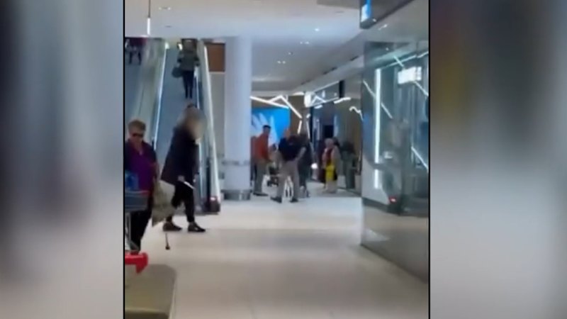 Man arrested after allegedly bringing knife to Melbourne shopping centre