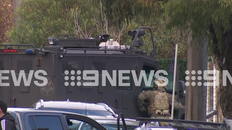 Man arrested after suburban siege on Melbourne street