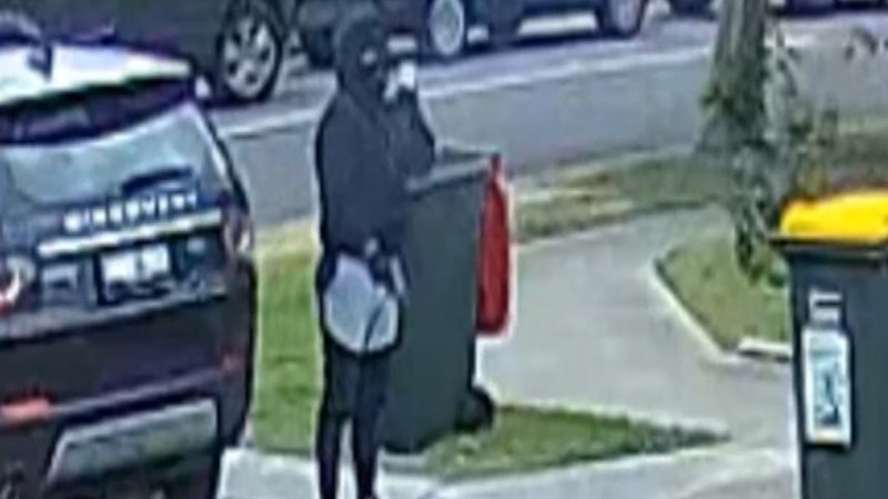Police hunt gunman who shot at Melbourne home