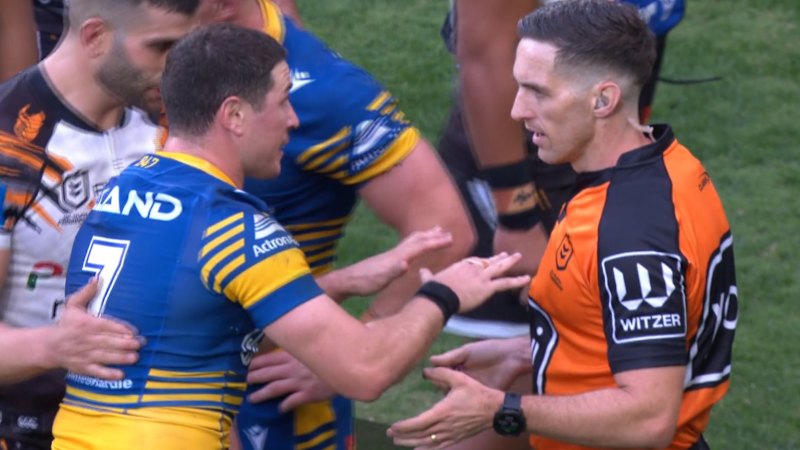 Ref denies Moses' frantic request after controversial call
