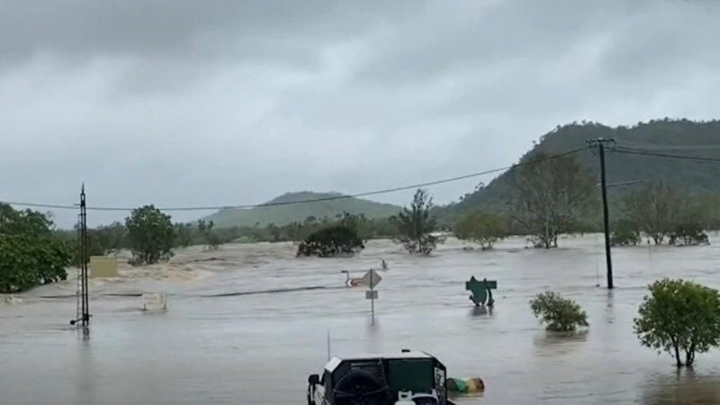 Overnight downpour sparks flood emergency in rural Queensland town