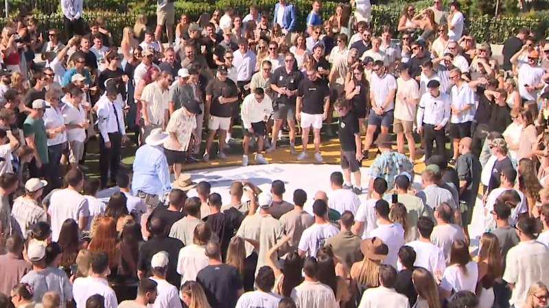 Incredible scenes as Aussies flock to two-up games