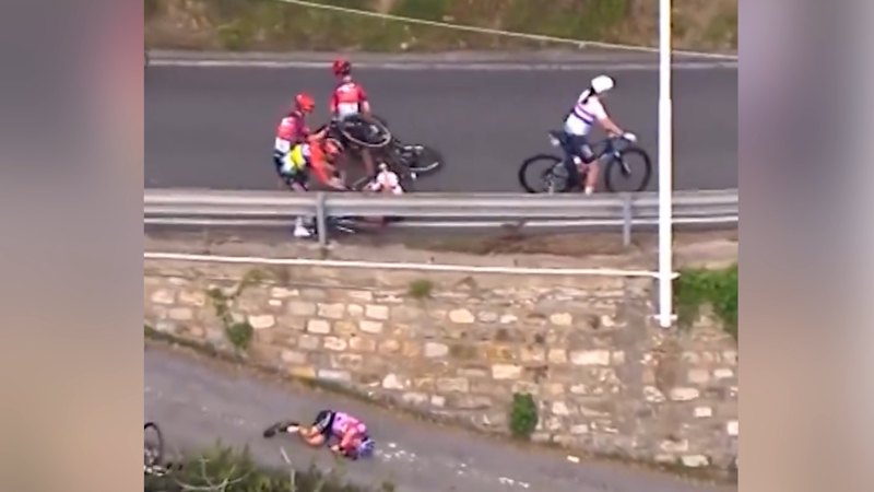 Horror crash in women's peloton race