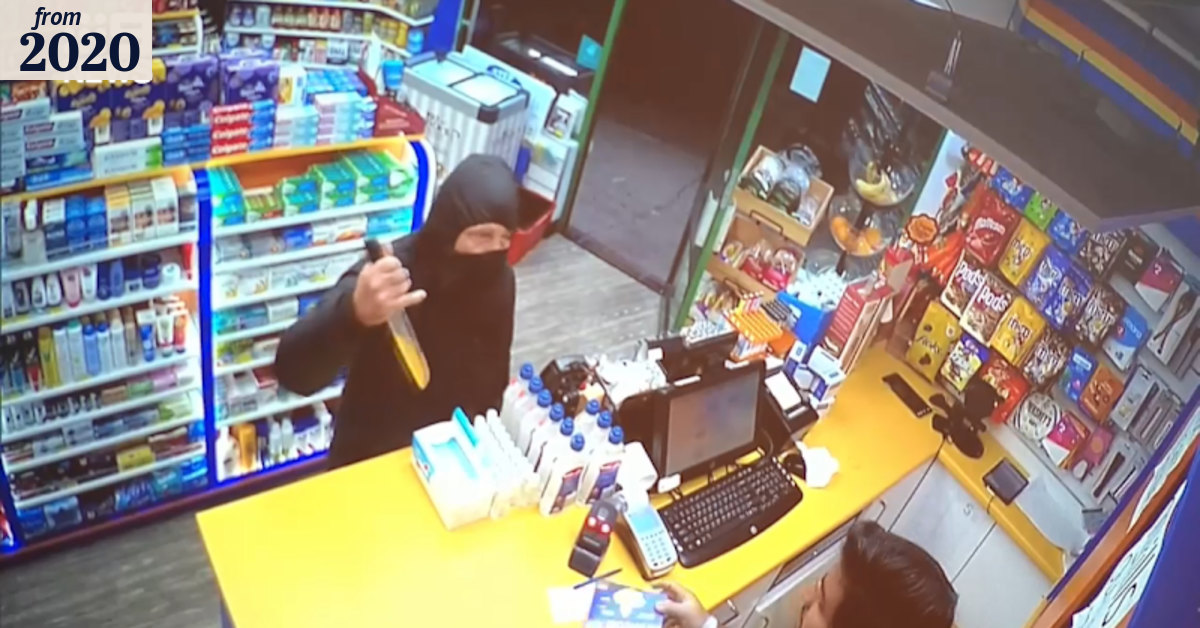 Robbery suspects jumps in Sydney Harbour to flee police