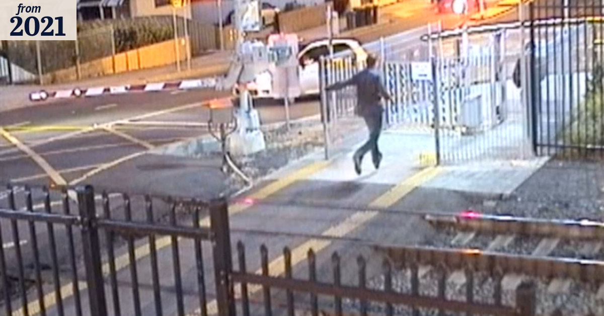 Train near miss at Woonona level crossing