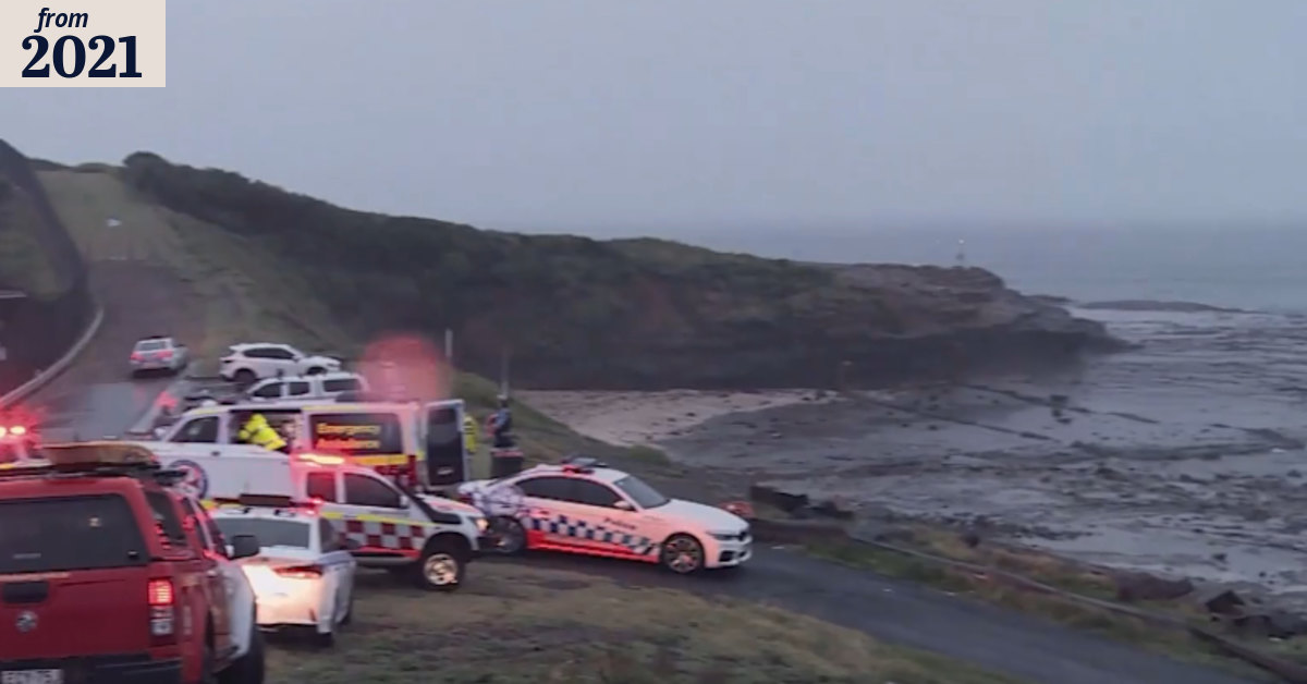 Fishermen drown after being swept off rocks