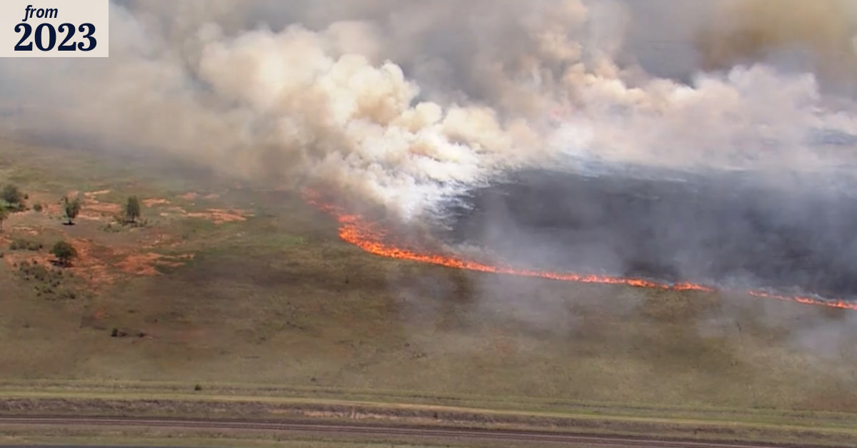 Grassfire burns on edge of Sydney