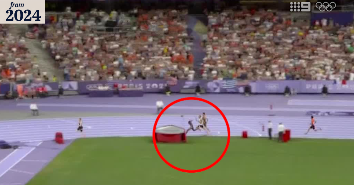 Runner stacks, drops baton in 4x400m relay