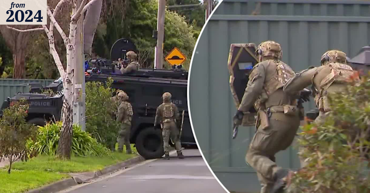Man arrested after allegedly pointing gun at police in Melbourne