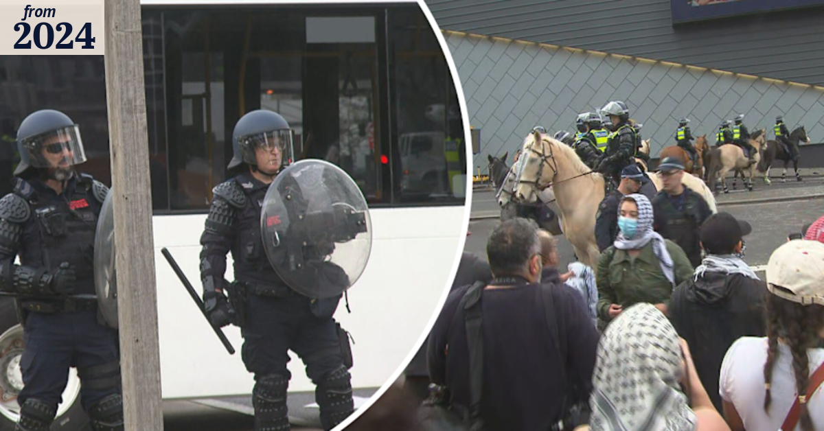 Riot squad arrive as tensions escalate at Melbourne anti-war rally