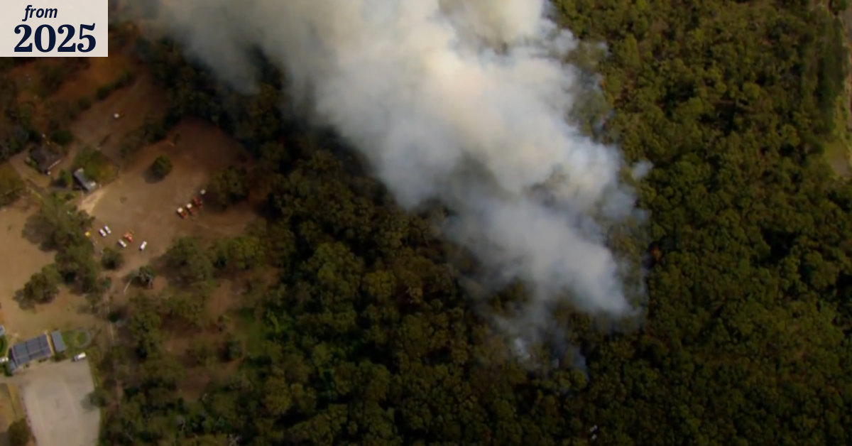 Out-of-control bushfire burns dangerously close to Melbourne homes