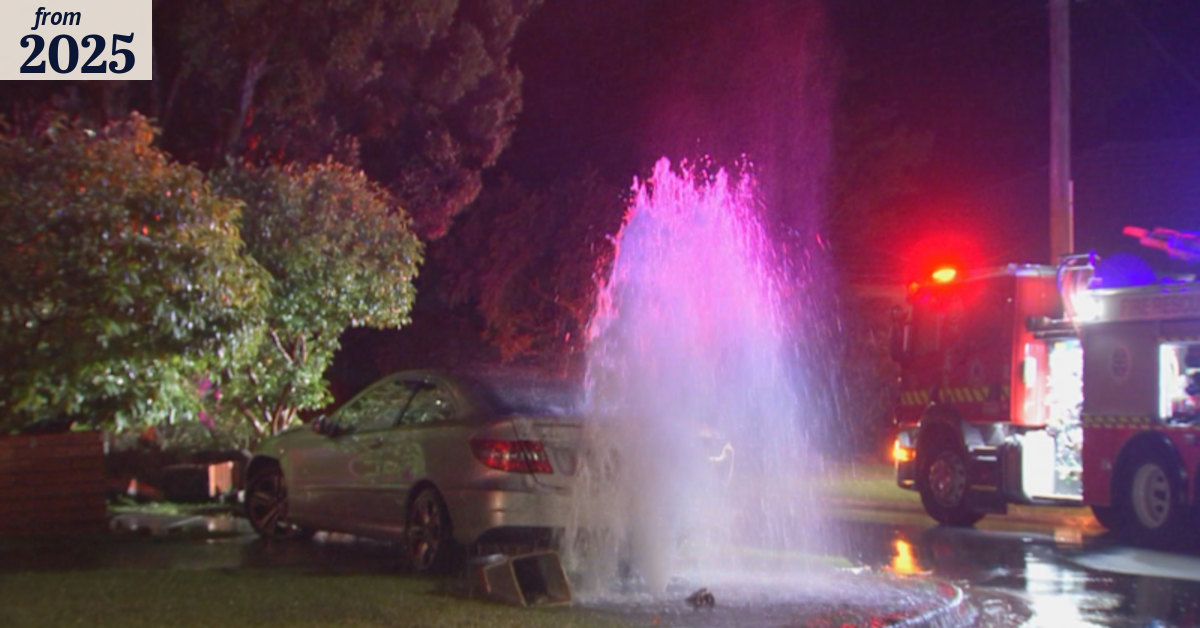 Driver crashes into fire hydrant in Melbourne