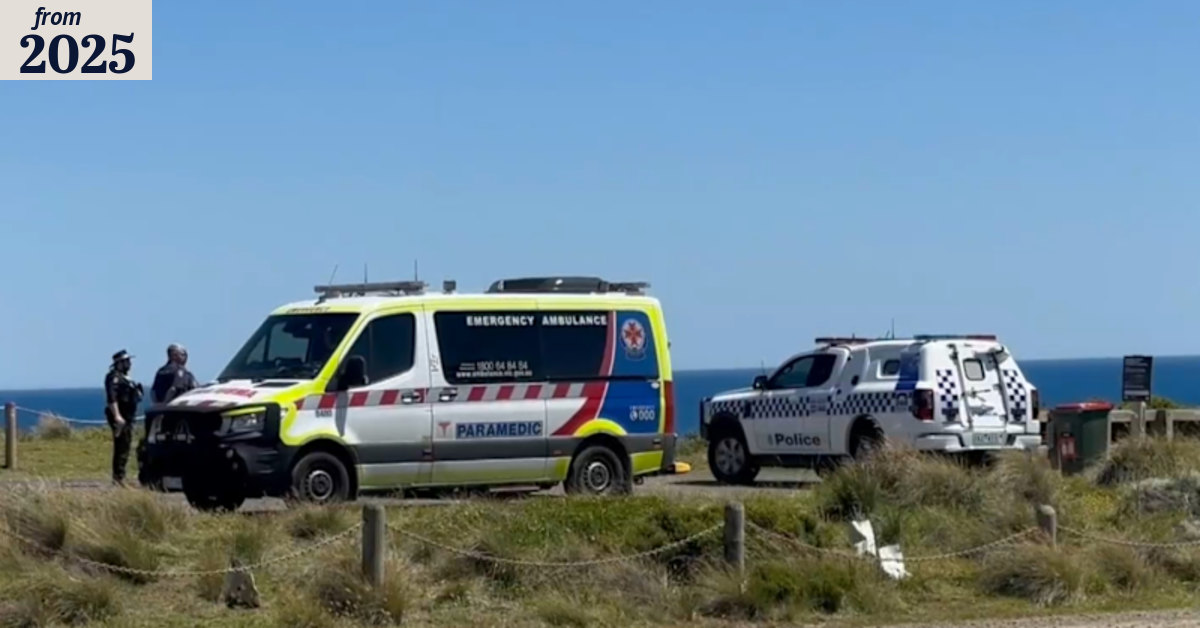 Man dies after being pulled from the water at Phillip Island beach